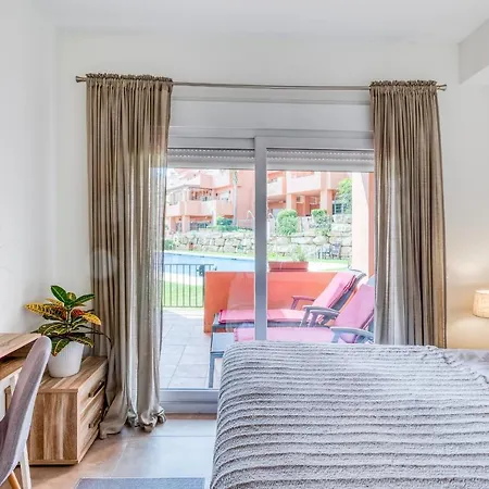 Hanami La Fragata Garden Apartament *